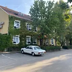 Arnold Hotel Tata