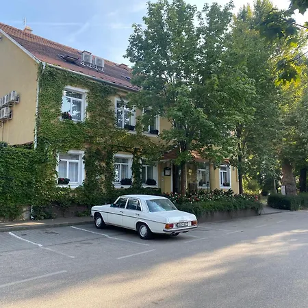 Arnold Hotel Tata