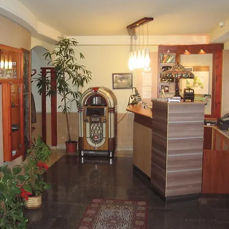 Arnold Hotel Tata