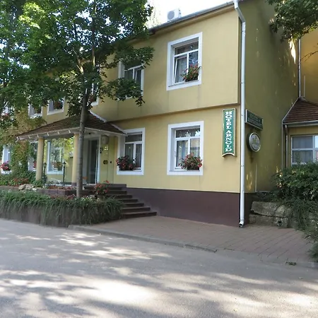 Arnold Hotel Tata