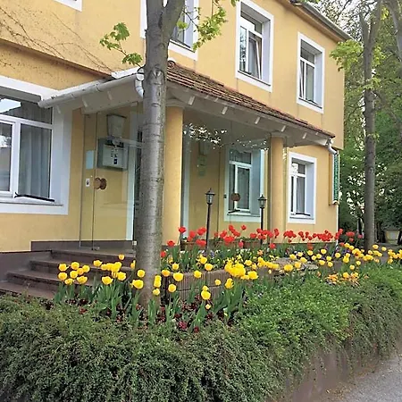 Arnold Hotel Tata