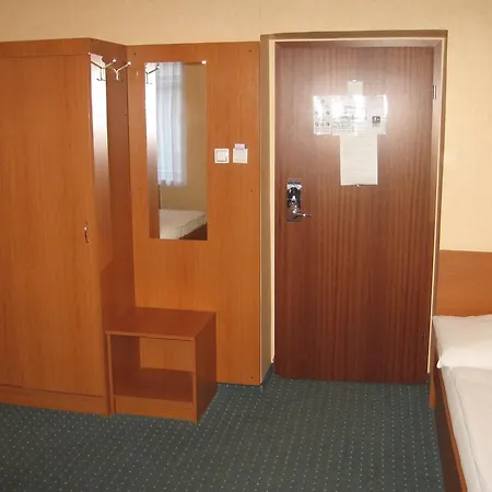 Arnold Hotel Tata