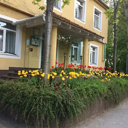 Arnold Hotel Tata